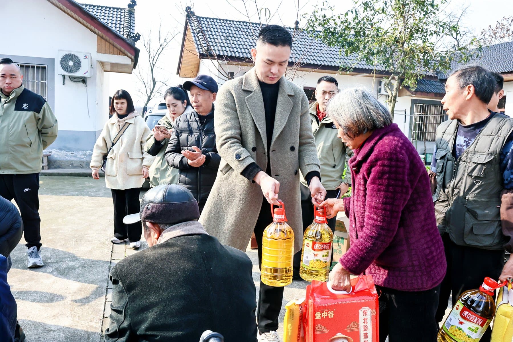 会客厅人物交流